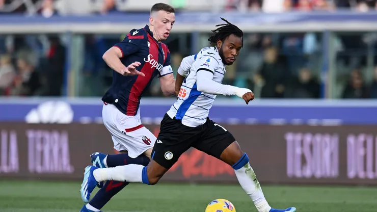 Lewis Ferguson e Lookman em jogo do Campeonato Italiano. Foto: Alessandro Sabattini