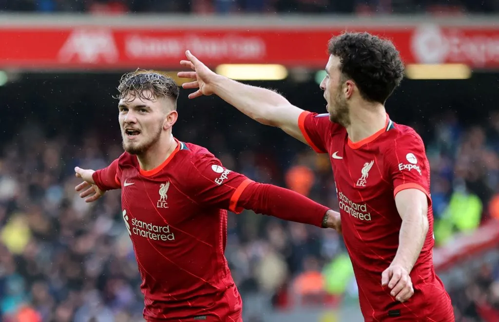 Elliott e Diogo Jota, em campo, com camisa vermelha do Liverpool; (Photo by Clive Brunskill/Getty Images)