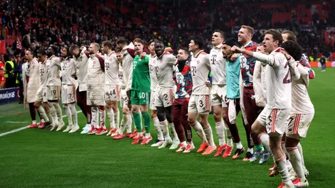 Elenco do Bayern em comemoração (Photo by Alex Grimm/Getty Images)