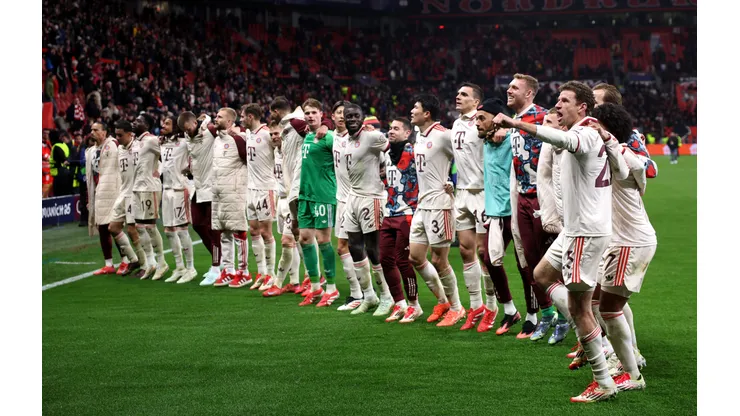Elenco do Bayern em comemoração (Photo by Alex Grimm/Getty Images)
