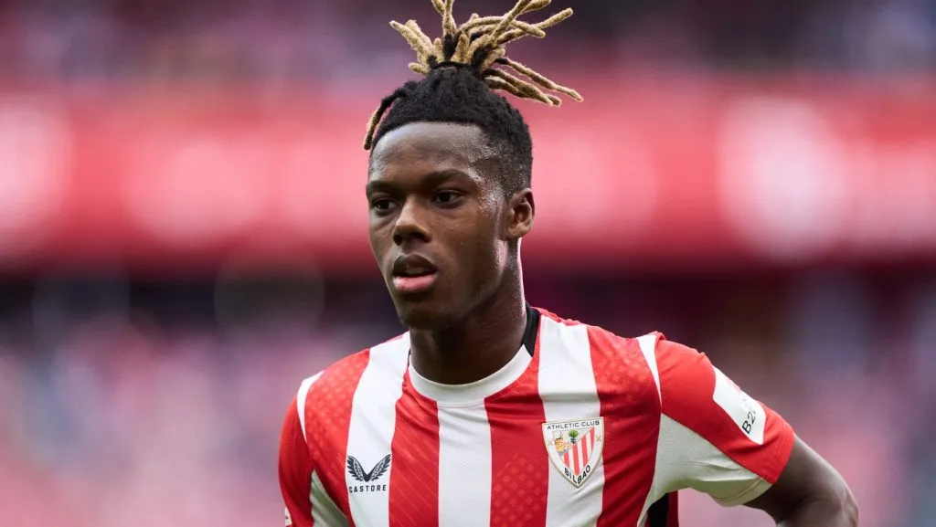 Nico Williams, alvo do Arsenal, em campo, com a camisa vermelha e branca, pelo Athletic Bilbao. (Photo by Juan Manuel Serrano Arce/Getty Images)