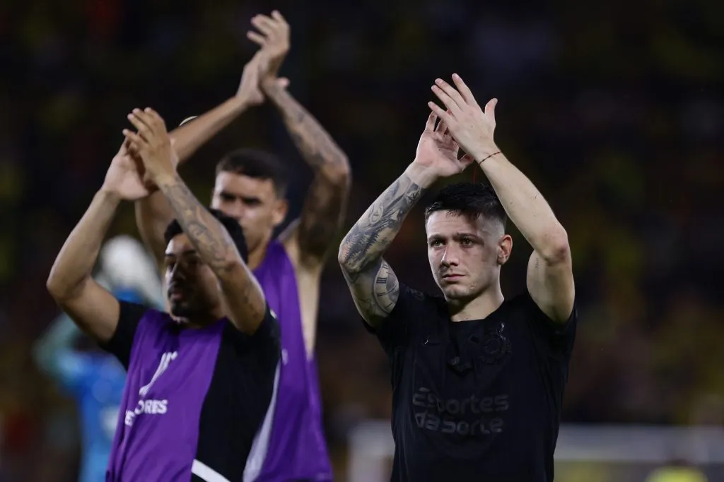 Garro com as mãos para cima