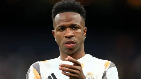Eliminado nas quartas da Liga dos Campeões, o Real Madrid viu Vinicius Jr. assumir a liderança ao parabenizar o Arsenal e motivar a equipe para os desafios que ainda virão. (Photo by Florencia Tan Jun/Getty Images)