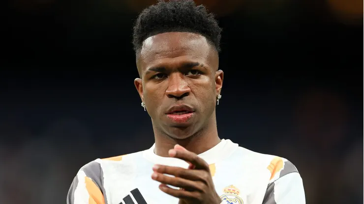 Eliminado nas quartas da Liga dos Campeões, o Real Madrid viu Vinicius Jr. assumir a liderança ao parabenizar o Arsenal e motivar a equipe para os desafios que ainda virão. (Photo by Florencia Tan Jun/Getty Images)