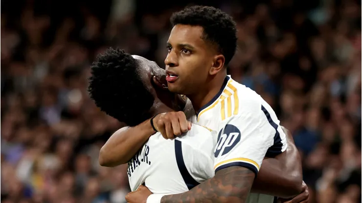 Rodrygo abraça Vini Jr, no Real Madrid (Photo by Florencia Tan Jun/Getty Images)