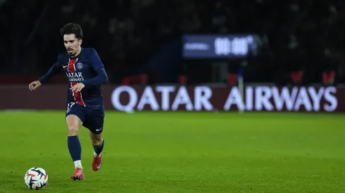 Vitinha em campo pelo PSG (Photo by Glenn Gervot for Qatar Airways)