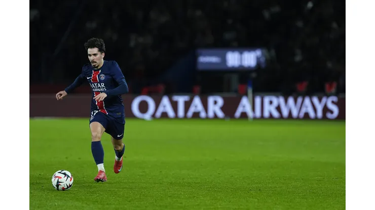 Vitinha em campo pelo PSG (Photo by Glenn Gervot for Qatar Airways)