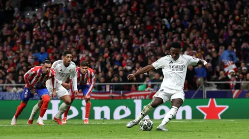 Vini Jr. ao cobrar pênalti (Photo by Florencia Tan Jun/Getty Images)