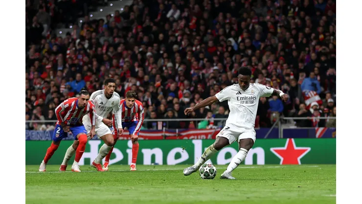 Vini Jr. ao cobrar pênalti (Photo by Florencia Tan Jun/Getty Images)