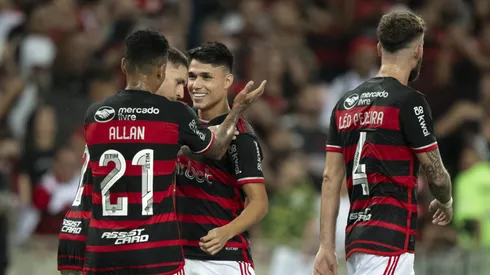Jogadores do Flamengo comemorando um gol.