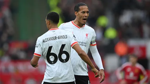 Virgil van Dijk ao lado do lateral-direito Arnold, em jogo do Liverpool
