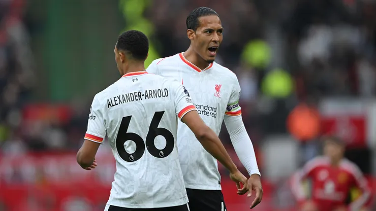 Virgil van Dijk ao lado do lateral-direito Arnold, em jogo do Liverpool
