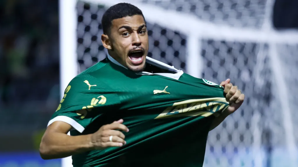 Riquelme Fillipi jogador do Palmeiras comemora seu gol durante partida contra o Grêmio (foto Marco MiateloAGIF)