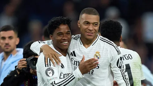 Endrick e Mbappé se abraçam em classificação do Real Madrid. Foto: Angel Martinez/Getty Images