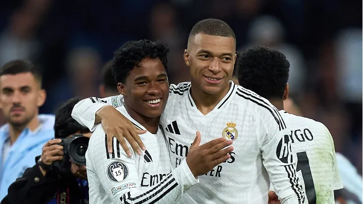 Endrick e Mbappé se abraçam em classificação do Real Madrid. Foto: Angel Martinez/Getty Images