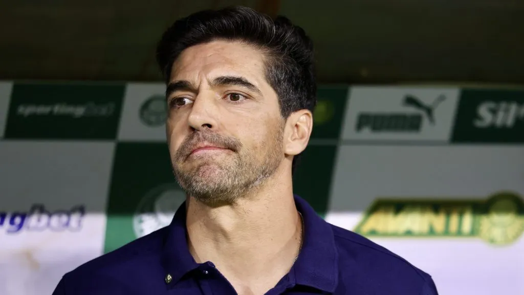 Abel Ferreira, no banco de reservas, de camisa azul marinho, treinador do Palmeiras. Foto: Marcello Zambrana/AGIF