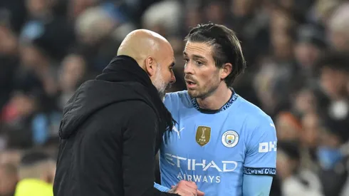 Guardiola conversa com Jack Grealish. Foto: Michael Regan/Getty Images