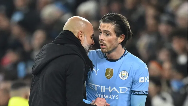 Guardiola conversa com Jack Grealish. Foto: Michael Regan/Getty Images