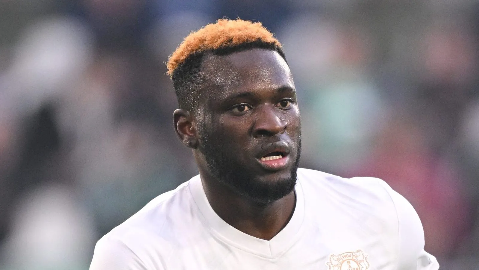 Victor Boniface, de camisa branca, pelo Bayer Leverkusen. (Photo by Stuart Franklin/Getty Images)