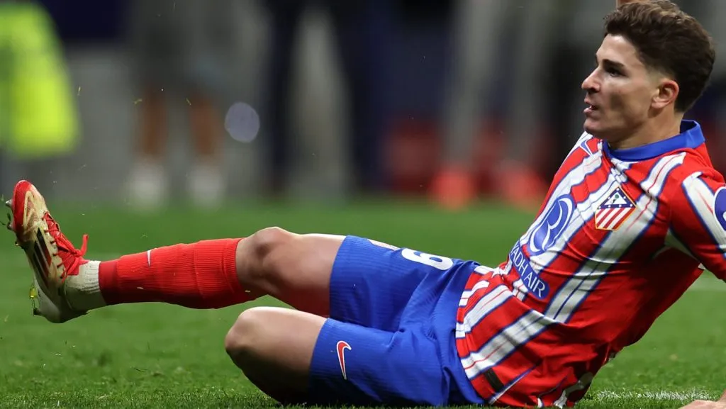 Julián Álvarez, do Atlético de Madrid, observa seu chute ao marcar o segundo pênalti da equipe na disputa por pênaltis, que posteriormente foi anulado após revisão do VAR devido a uma cobrança irregular, durante a partida de volta das oitavas de final da UEFA Champions League 2024/25 entre Atlético de Madrid e Real Madrid C.F., no Estádio Metropolitano, em 12 de março de 2025, em Madri, Espanha. (Foto de Florencia Tan Jun/Getty Images)