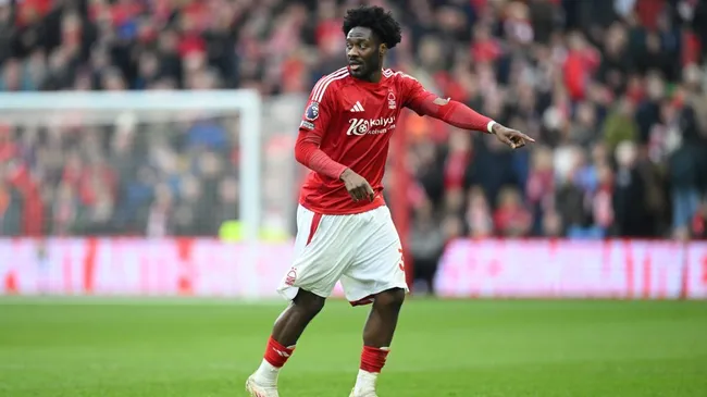 Ola Aina em jogo do Nottingham Forest. Foto: Michael Regan/Getty Images