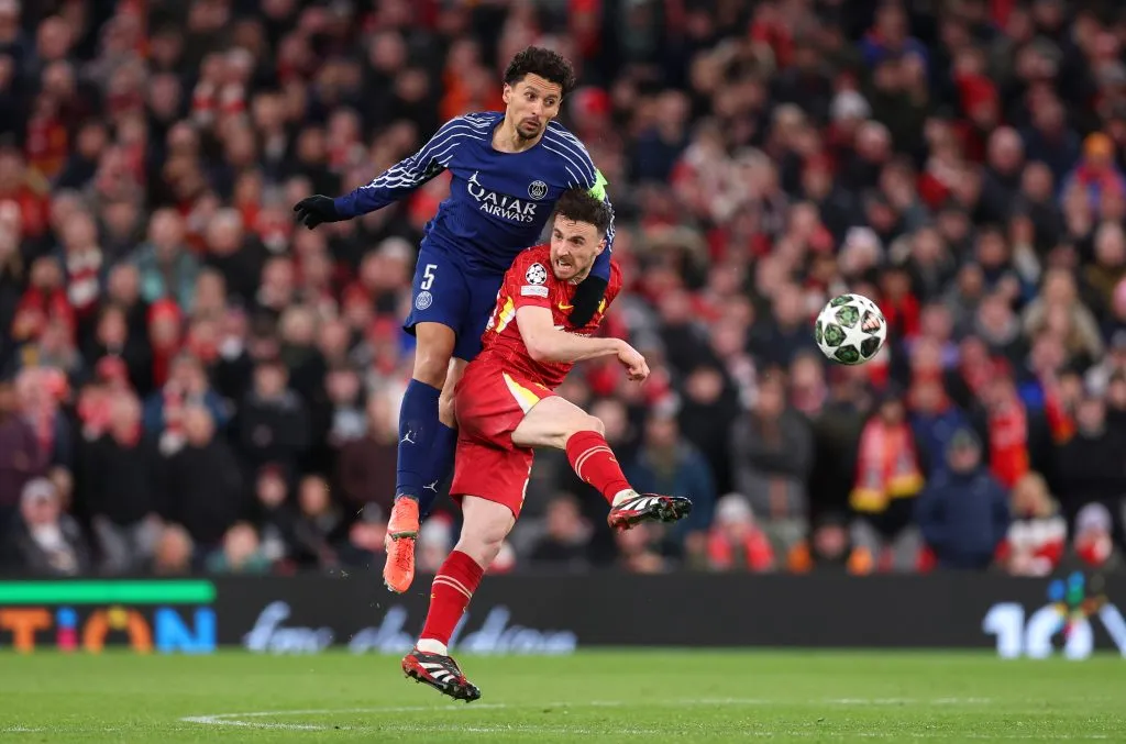 Diogo Jota, em campo, de camisa vermelha, do liverpool. (Foto:  Julian Finney/Getty Images)