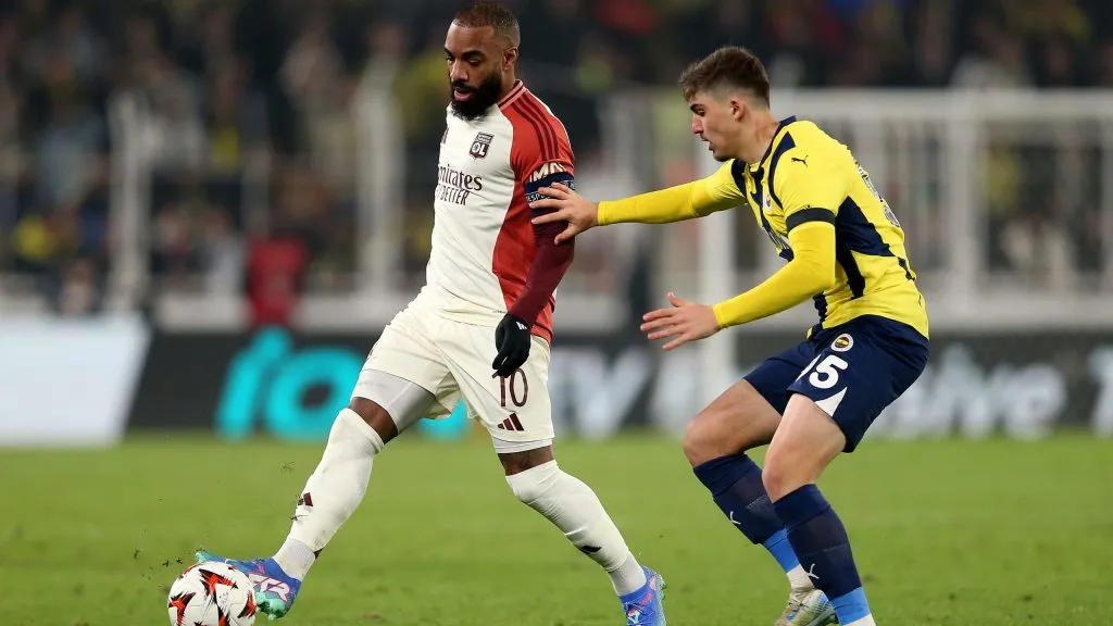 Yusuf Akcicek em jogo do Fenerbahçe. Foto: Ahmad Mora/Getty Images