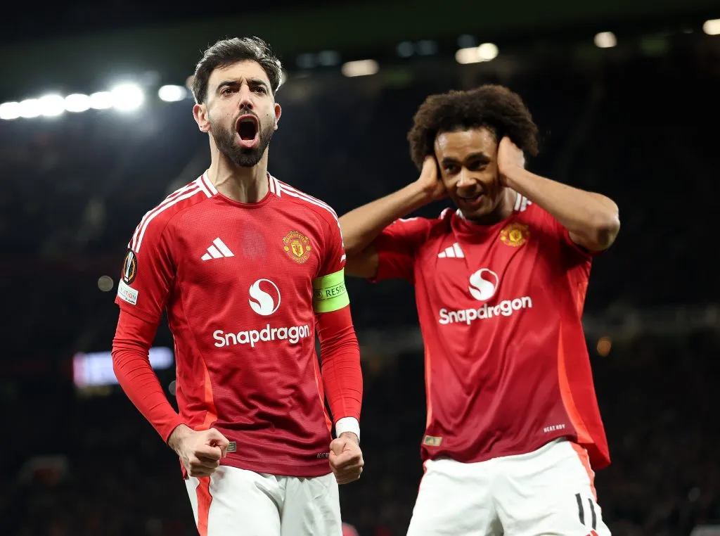 Bruno Fernandes, atacante do Manchester United, de camisa vermelha, comemorando em campo. (Photo by Carl Recine/Getty Images)