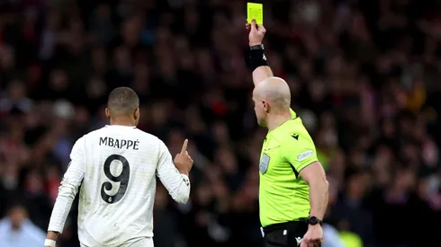 Em um clássico eletrizante pela Liga dos Campeões, Kylian Mbappé foi peça-chave ao perceber um erro técnico de Julián Alvarez, que levou à anulação de um gol nos pênaltis. (Foto de Florencia Tan Jun/Getty Images)