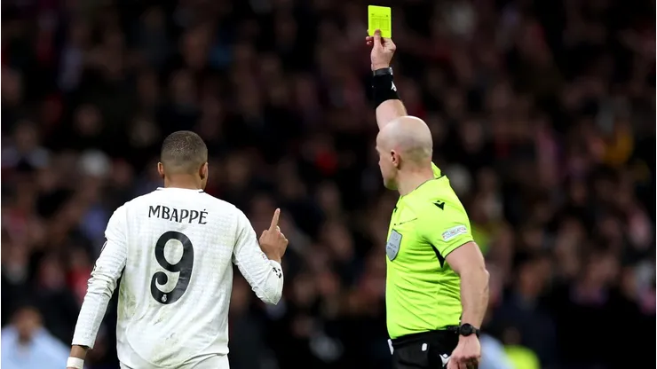 Em um clássico eletrizante pela Liga dos Campeões, Kylian Mbappé foi peça-chave ao perceber um erro técnico de Julián Alvarez, que levou à anulação de um gol nos pênaltis. (Foto de Florencia Tan Jun/Getty Images)