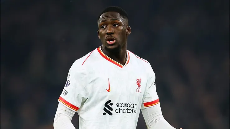 A proposta surge em meio à indefinição contratual de Konate e à necessidade do clube espanhol de reforçar sua defesa. (Foto de Dan Istitene/Getty Images)