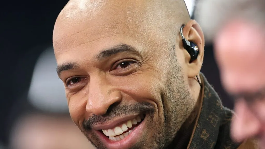Thierry Henry, da CBS Sports, observa antes do segundo jogo da fase de play-offs da Liga dos Campeões da UEFA 2024/25 entre Real Madrid C.F. e Manchester City no Estádio Santiago Bernabéu em 19 de fevereiro de 2025, em Madrid, Espanha. (Foto de Clive Brunskill/Getty Images)