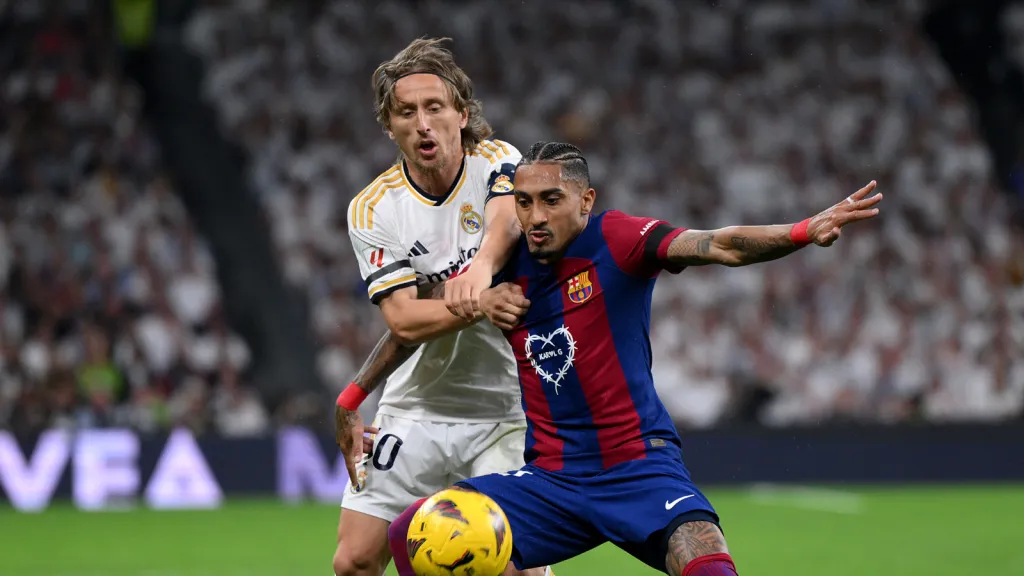 Raphinha disputando bola com Modric em jogo do Real Madrid e Barcelona (Photo by David Ramos/Getty Images)