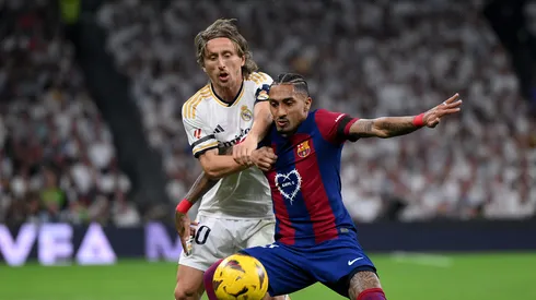 Raphinha, do Barcelona, e Modric, do Real Madrid em jogo