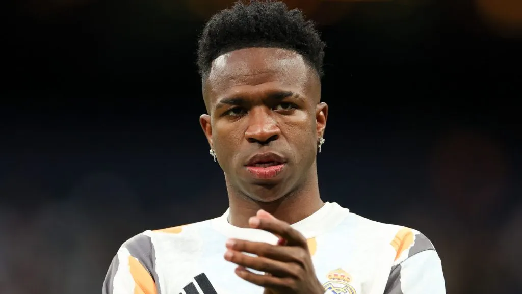 Vinicius Júnior em campo com a camisa do Real Madrid (Photo by Florencia Tan Jun/Getty Images)