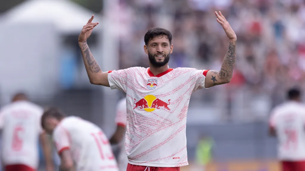 Juninho Capixaba jogador do Bragantino comemora seu gol durante partida contra o Criciúma (foto: Diogo Reis/AGIF)