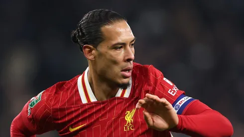 Após renovar contrato, Van Dijk vê o Liverpool investir pesado no mercado de transferências. (Foto de Julian Finney/Getty Images)