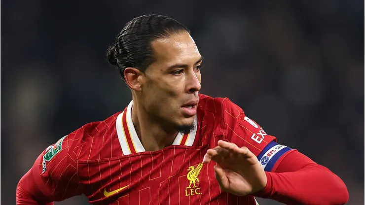 Após renovar contrato, Van Dijk vê o Liverpool investir pesado no mercado de transferências. (Foto de Julian Finney/Getty Images)