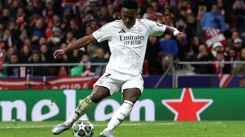 Vinicius Jr. desperdiçou um pênalti contra o Atlético de Madrid, mas o Real Madrid avançou na Champions League. (Foto de Florencia Tan Jun/Getty Images)