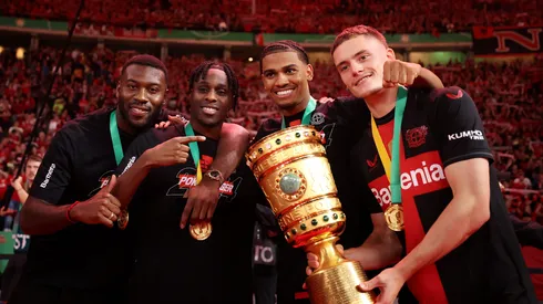 Jogadores do Bayer Leverkusen, entre eles Florian Wirtz e Jeremie Frimpong, com a taça da DFB-POKAL