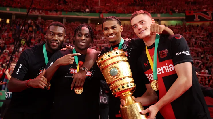 Jogadores do Bayer Leverkusen, entre eles Florian Wirtz e Jeremie Frimpong, com a taça da DFB-POKAL