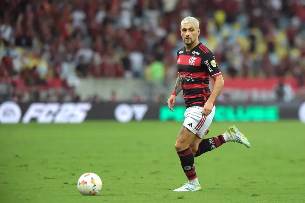 Arrascaeta no duelo diante do Peñarol (Photo by Dhavid Normando/Getty Images)