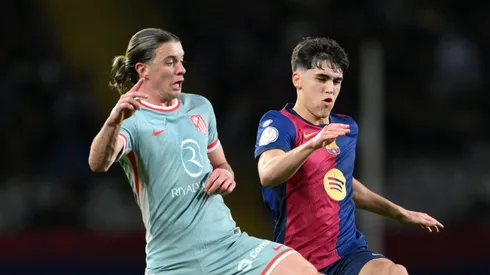 Com apenas um ponto separando as equipes, a vitória pode definir os rumos do campeonato. Enquanto o Barça chega embalado após a classificação na Champions, o Atlético busca se reerguer após uma eliminação dolorosa. (Foto de David Ramos/Getty Images)