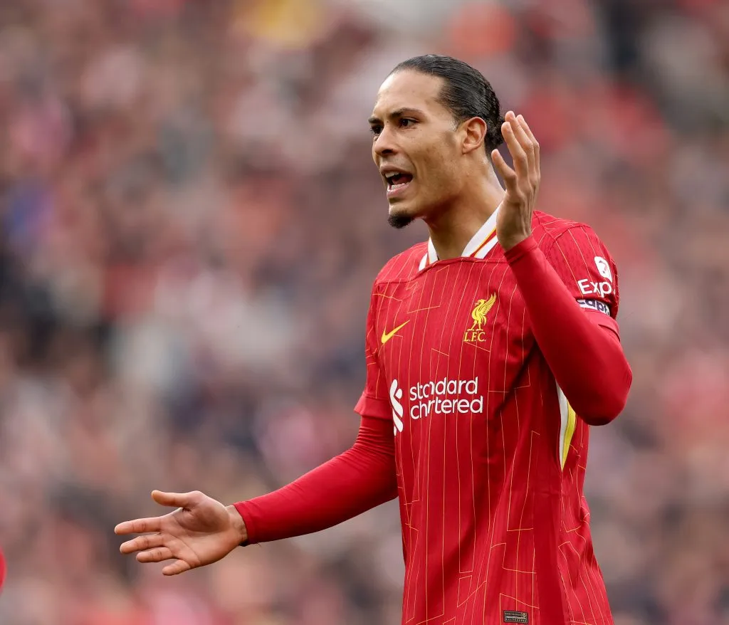 Van Dijk faz gesto com as mãos