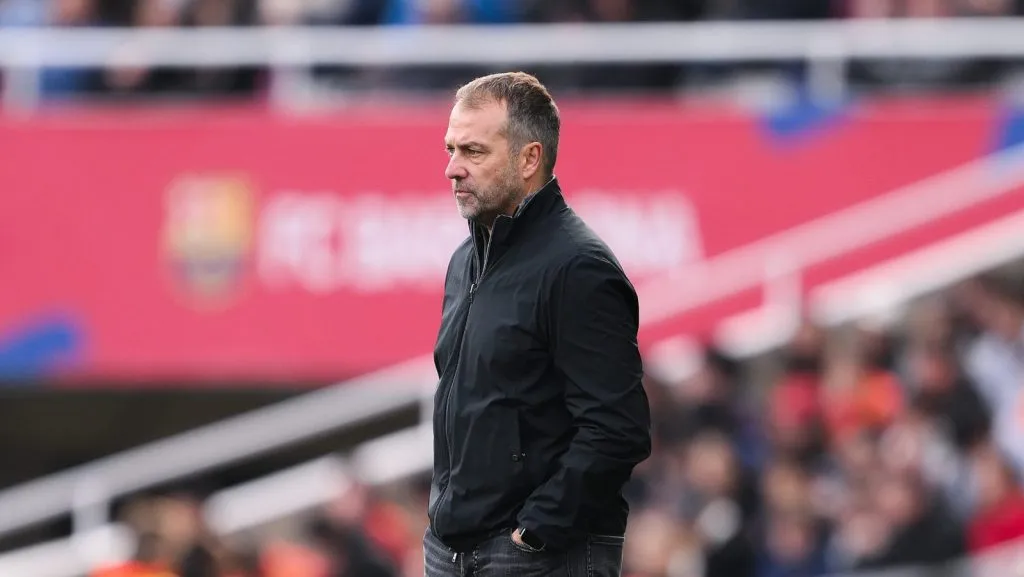 O técnico principal Hansi Flick, do FC Barcelona, observa durante a partida da LaLiga entre FC Barcelona e Deportivo Alavés no Estadi Olímpic Lluís Companys, em 2 de fevereiro de 2025, em Barcelona, Espanha. (Foto de David Ramos/Getty Images)