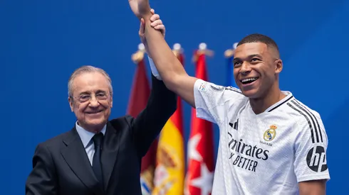 Kylian Mbappé ao lado do presidente Florentino Pérez pelo Real Madrid.