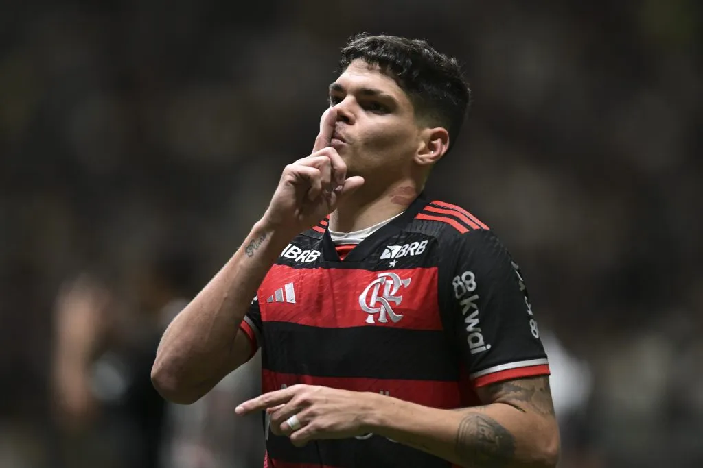 Ayrton Lucas manda torcida rival calar a boca