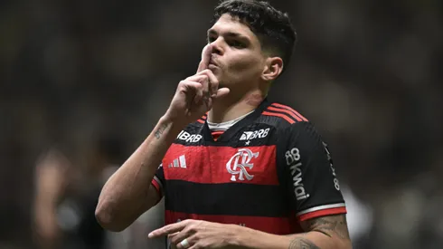 Ayrton Lucas em campo pelo Flamengo. (Photo by Pedro Vilela/Getty Images)