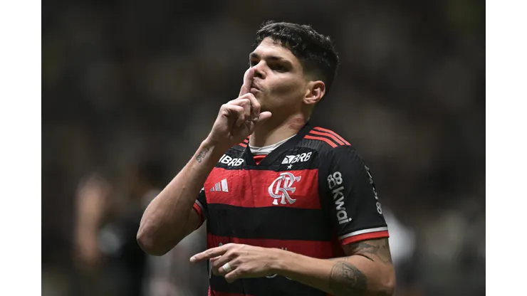 Ayrton Lucas em campo pelo Flamengo. (Photo by Pedro Vilela/Getty Images)