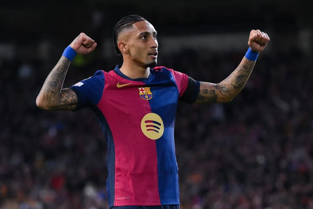 Raphinha com as mãos para cima